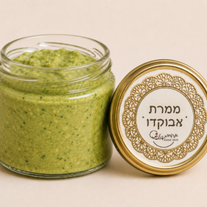 סלט אבוקדו טרי בעבודת יד בצנצנת זכוכית של ארוחות קטנות